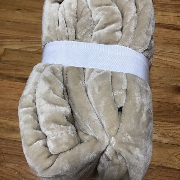 The Big One Supersoft Plush Blanket - Picture 6 of 7